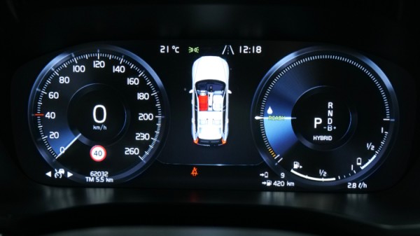 Esittelykuva Volvo XC60 kevythybridiautosta.