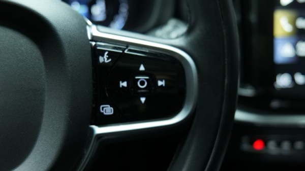 Esittelykuva Volvo XC60 kevythybridiautosta.