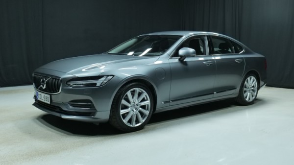 Esittelykuva Volvo S90 kevythybridiautosta.