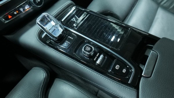 Esittelykuva Volvo S90 kevythybridiautosta.