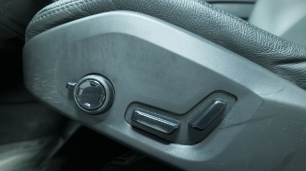 Esittelykuva Volvo S90 kevythybridiautosta.
