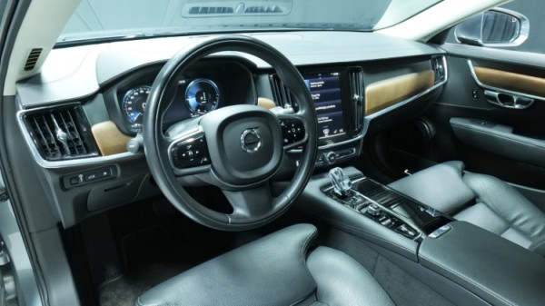 Esittelykuva Volvo S90 kevythybridiautosta.