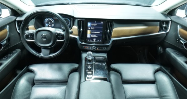 Esittelykuva Volvo S90 kevythybridiautosta.