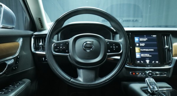 Esittelykuva Volvo S90 kevythybridiautosta.