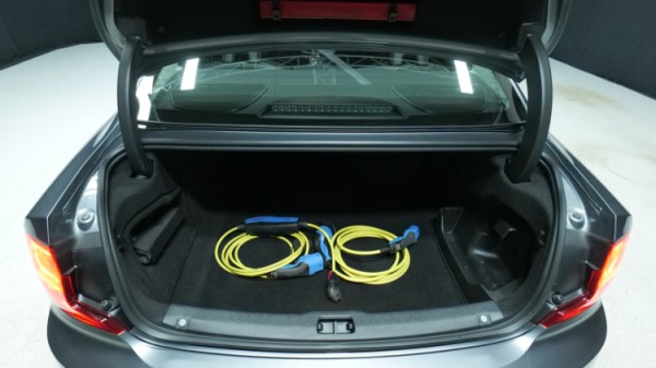Esittelykuva Volvo S90 kevythybridiautosta.