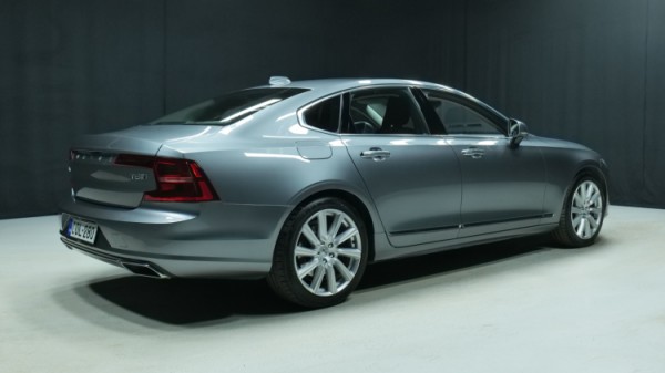 Esittelykuva Volvo S90 kevythybridiautosta.