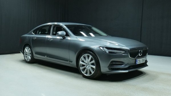 Esittelykuva Volvo S90 kevythybridiautosta.