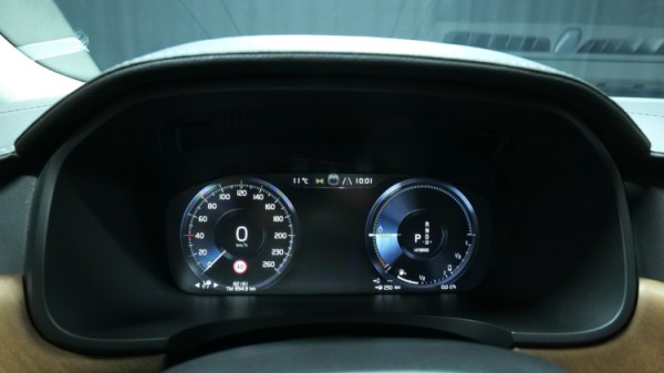 Esittelykuva Volvo S90 kevythybridiautosta.
