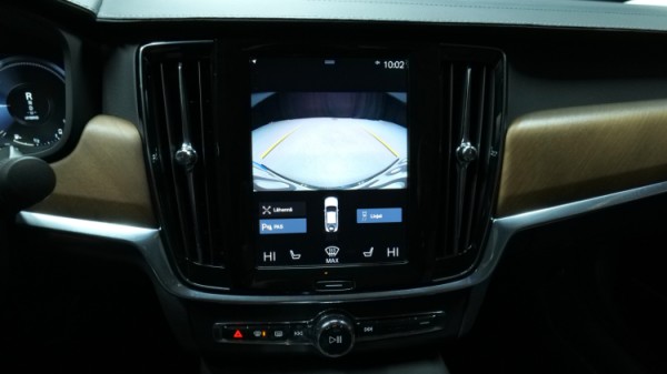Esittelykuva Volvo S90 kevythybridiautosta.