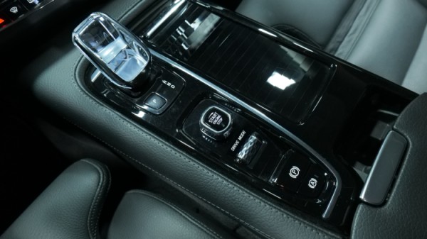 Esittelykuva Volvo V90 kevythybridiautosta.