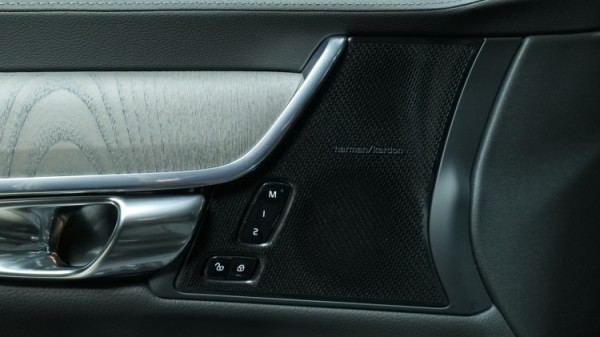 Esittelykuva Volvo V90 kevythybridiautosta.