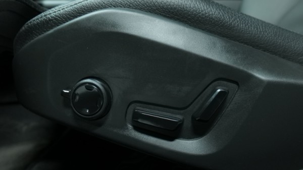 Esittelykuva Volvo V90 kevythybridiautosta.
