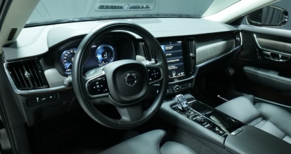 Esittelykuva Volvo V90 kevythybridiautosta.