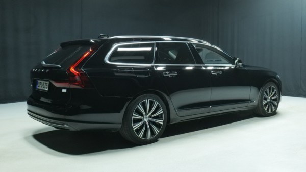 Esittelykuva Volvo V90 kevythybridiautosta.
