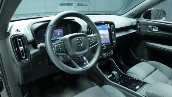 Esittelykuva Volvo C40 täyssähköautosta.