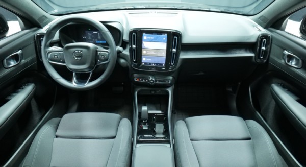Esittelykuva Volvo C40 täyssähköautosta.