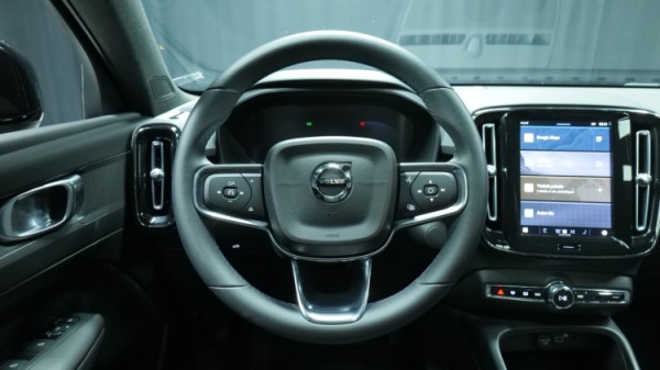 Esittelykuva Volvo C40 täyssähköautosta.