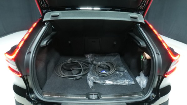 Esittelykuva Volvo C40 täyssähköautosta.