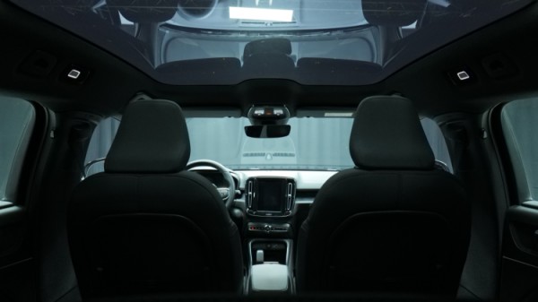 Esittelykuva Volvo C40 täyssähköautosta.
