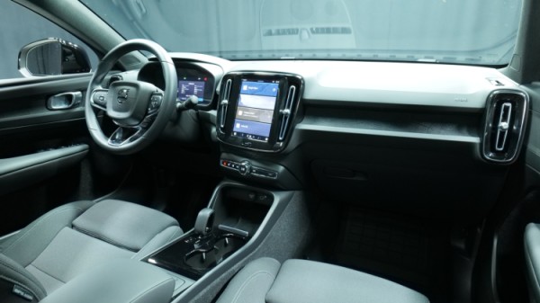 Esittelykuva Volvo C40 täyssähköautosta.