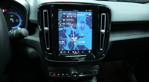 Esittelykuva Volvo C40 täyssähköautosta.
