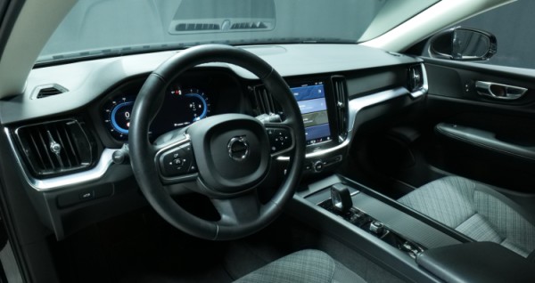 Esittelykuva Volvo V60 bensiiniautosta.