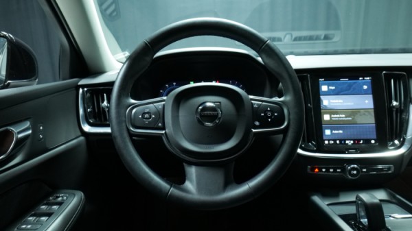 Esittelykuva Volvo V60 bensiiniautosta.