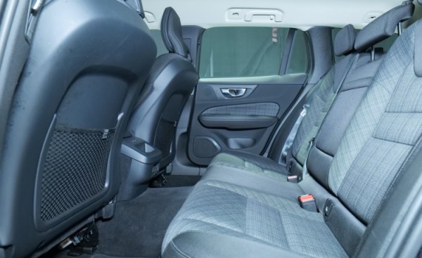 Esittelykuva Volvo V60 bensiiniautosta.