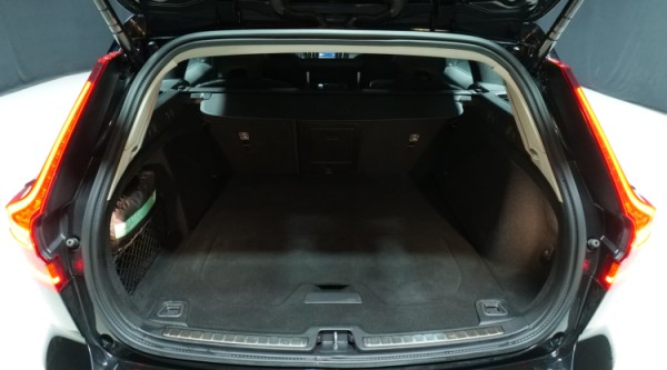 Esittelykuva Volvo V60 bensiiniautosta.
