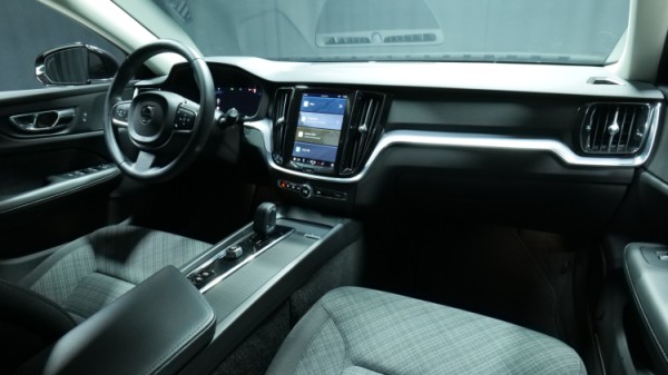 Esittelykuva Volvo V60 bensiiniautosta.