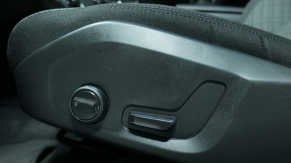 Esittelykuva Volvo V60 bensiiniautosta.