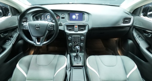 Esittelykuva Volvo V40 bensiiniautosta.