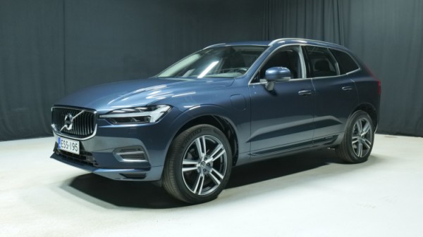 Esittelykuva Volvo XC60 kevythybridiautosta.