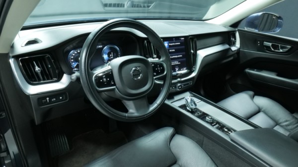 Esittelykuva Volvo XC60 kevythybridiautosta.