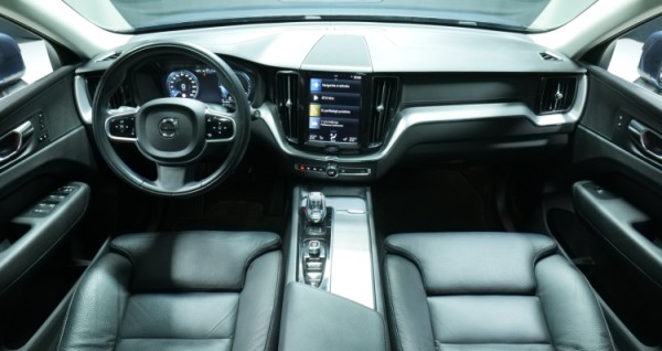 Esittelykuva Volvo XC60 kevythybridiautosta.