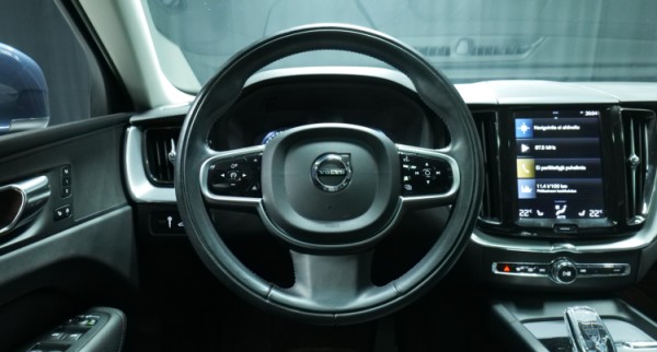 Esittelykuva Volvo XC60 kevythybridiautosta.