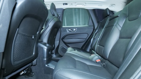 Esittelykuva Volvo XC60 kevythybridiautosta.
