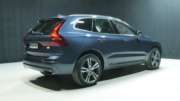Esittelykuva Volvo XC60 kevythybridiautosta.