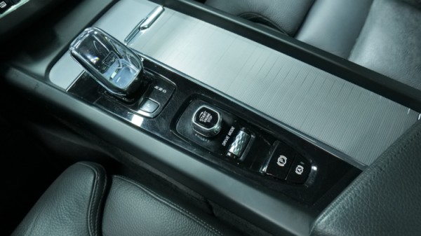 Esittelykuva Volvo XC60 kevythybridiautosta.