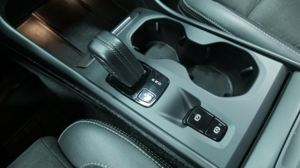 Esittelykuva Volvo XC40 dieselautosta.