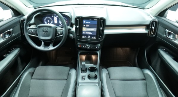 Esittelykuva Volvo XC40 dieselautosta.