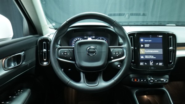 Esittelykuva Volvo XC40 dieselautosta.
