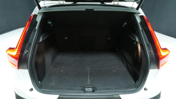 Esittelykuva Volvo XC40 dieselautosta.
