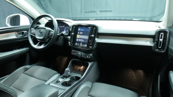 Esittelykuva Volvo XC40 dieselautosta.