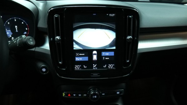 Esittelykuva Volvo XC40 dieselautosta.