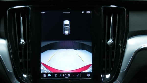 Esittelykuva Volvo V60 bensiiniautosta.