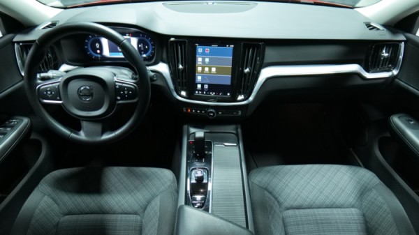 Esittelykuva Volvo V60 bensiiniautosta.