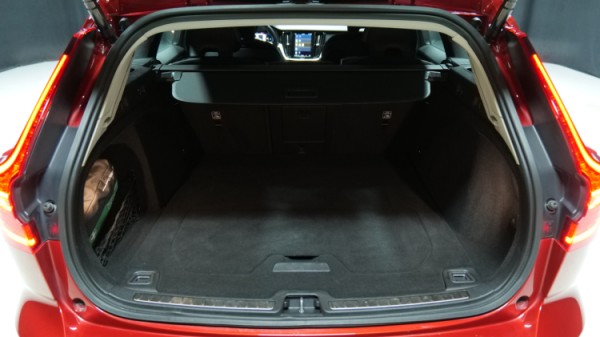 Esittelykuva Volvo V60 bensiiniautosta.