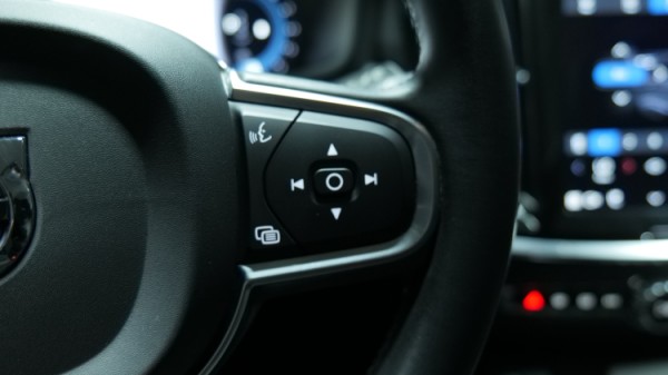 Esittelykuva Volvo V60 bensiiniautosta.