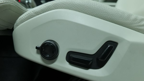Esittelykuva Volvo XC60 kevythybridiautosta.